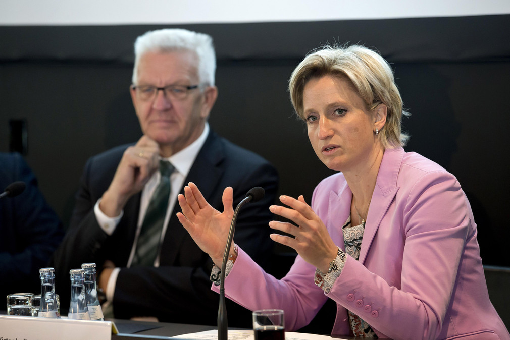 Ministerpräsident Winfried Kretschmann (l.) und Ministerin Nicole Hoffmeister-Kraut (r.)