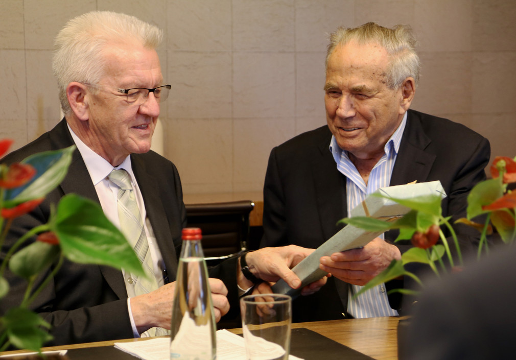 Ministerpräsident Winfried Kretschmann (l.) und der Unternehmer Stef Wertheimer (r.)