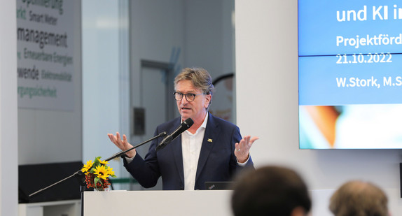 Minister Manne Lucha hält Rede vor Publikum bei Eröffnung eines Reallabor in Karlsruhe
