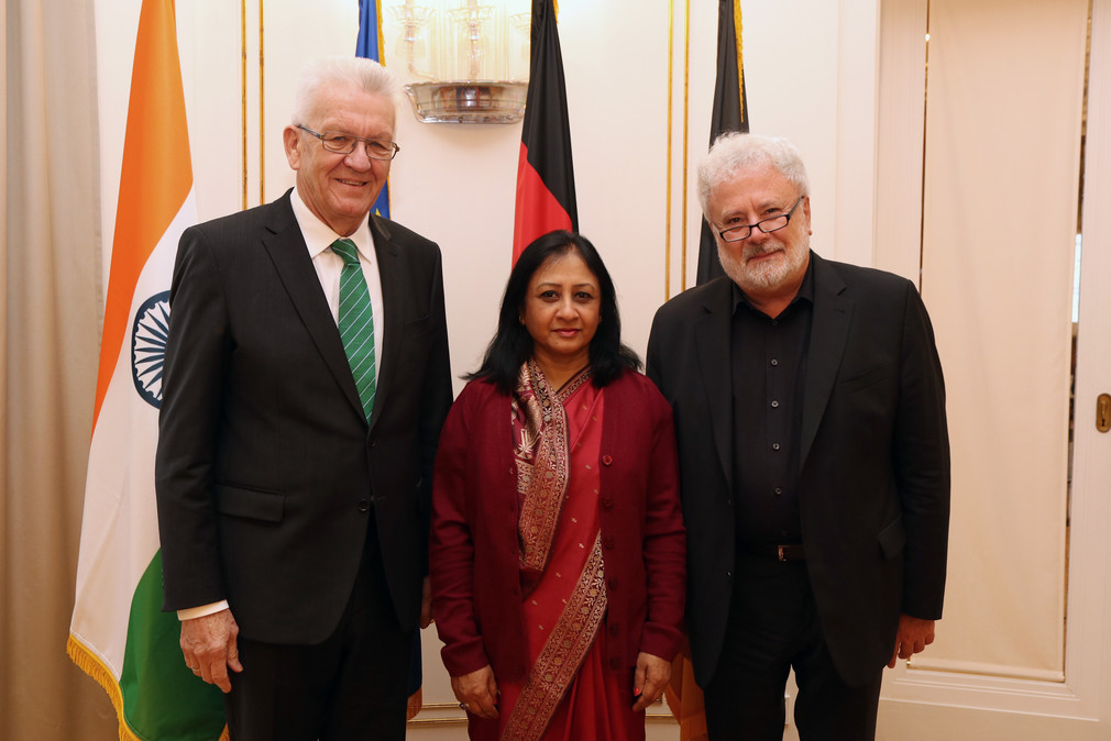 v.l.n.r.: Ministerpräsident Winfried Kretschmann, die Botschafterin der Republik Indien, Mukta Dutta Tomar, und Staatsminister Klaus-Peter Murawski