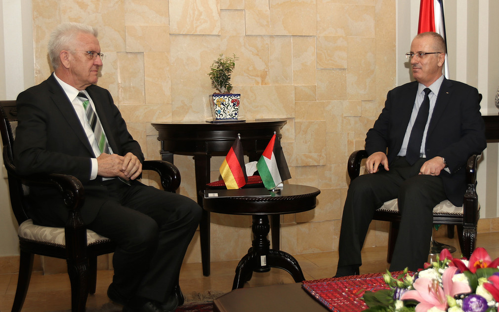 Ministerpräsident Winfried Kretschmann (l.) im Gespräch mit dem Premierminister des Staates Palästina und der Palästinensischen Autonomiegebiete, Rami Hamdallah (r.)