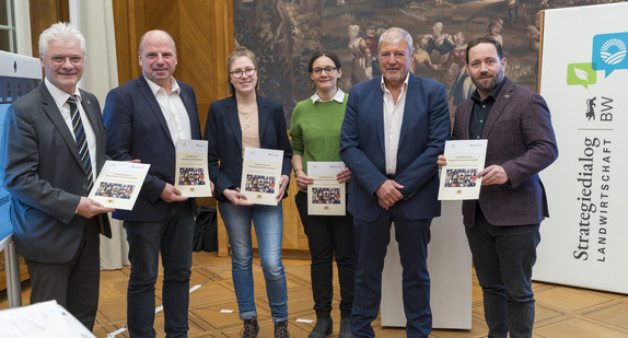 Mitglieder des Bürgerforums zum Strategiedialog Landwirtschaft und Staatssekretär Florian Hassler (rechts) mit dem Abschlussbericht