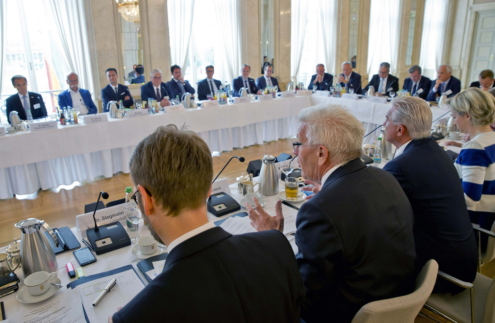 Ministerpräsident Winfried Kretschmann (M.) beim Austausch mit Teilnehmern des Strategiedialogs Automobilwirtschaft