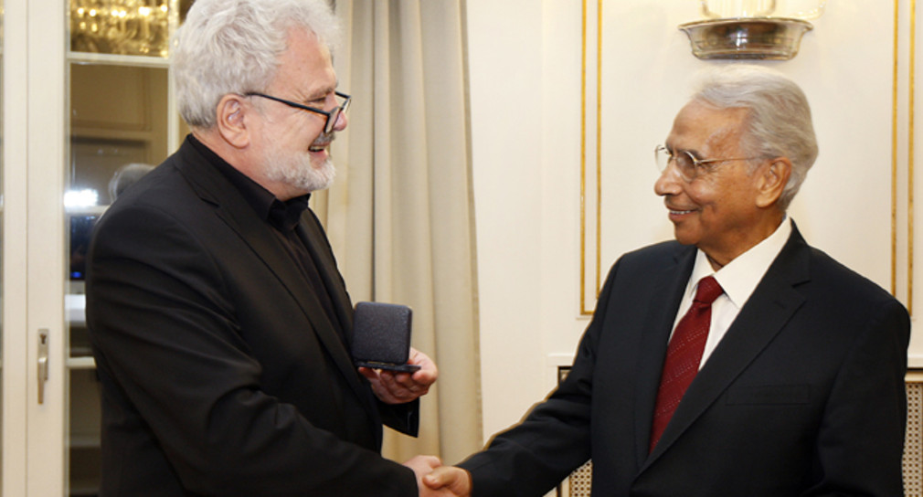 Staatssekretär Klaus-Peter Murawski (l.) überreicht Professor Dr. Ibrahim Abouleish (r.) die Staufermedaille.