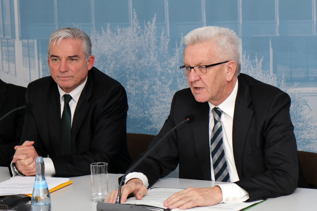 Ministerpräsident Winfried Kretschmann (r.) und der Minister für Inneres, Digitalisierung und Migration, Thomas Strobl  (l.)