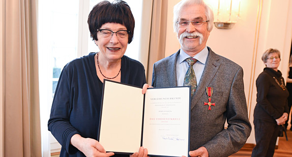 Staatsrätin Gisela Erler (l.) und Jens Kück (r.) (Bild: Staatsministerium Baden-Württemberg)