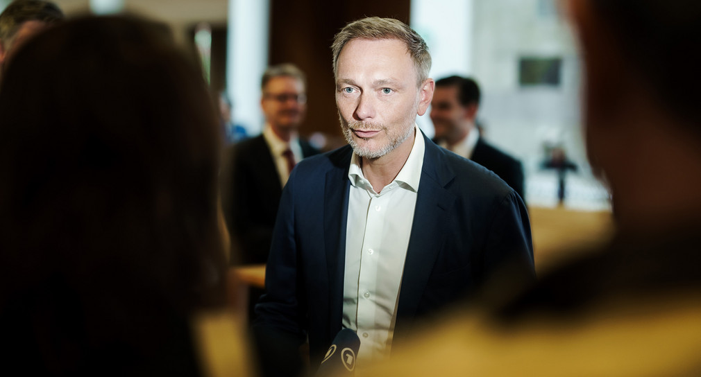 Bundesfinanzminister Christian Lindner im Interview mit einem ARD-TV-Team