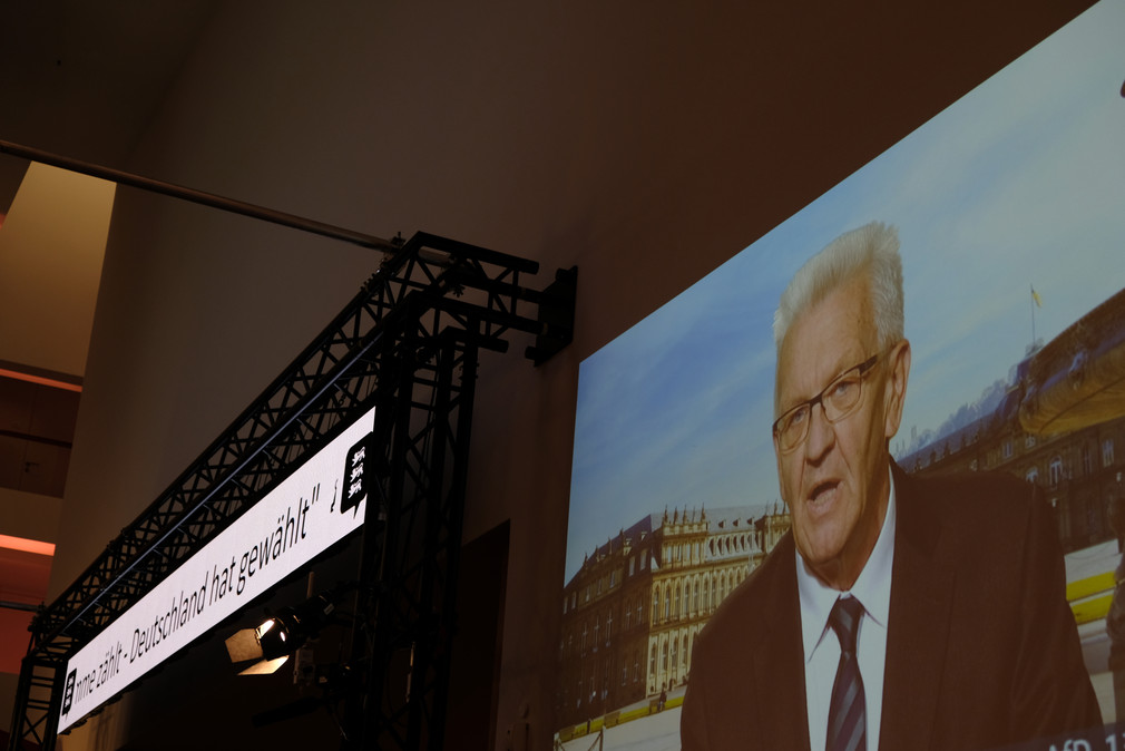 zugeschaltet aus Stuttgart: Ministerpräsident Winfried Kretschmann im Interview
