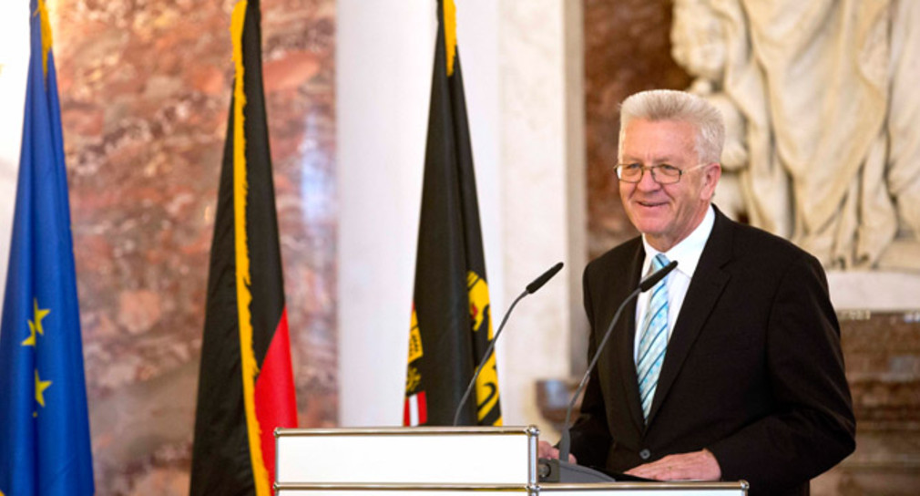 Ministerpräsident Winfried Kretschmann spricht bei der Verleihung des Landesverdienstordens