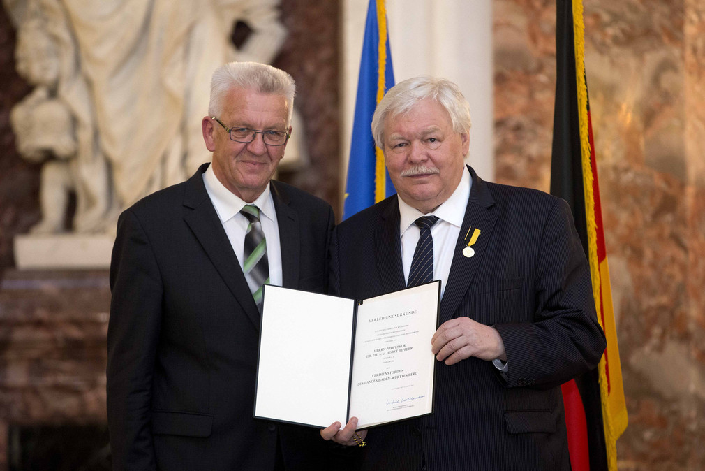 Ministerpräsident Winfried Kretschmann (l.) und Rektor a. D. Professor Dr. Dr. h. c. Horst Hippler (r.)