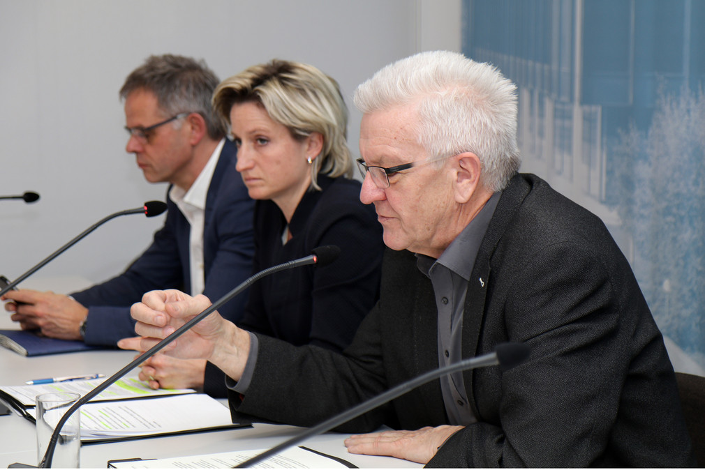 v.l.n.r.: Regierungssprecher Rudi Hoogvliet, Wirtschaftsministerin Nicole Hoffmeister-Kraut und Ministerpräsident Winfried Kretschmann