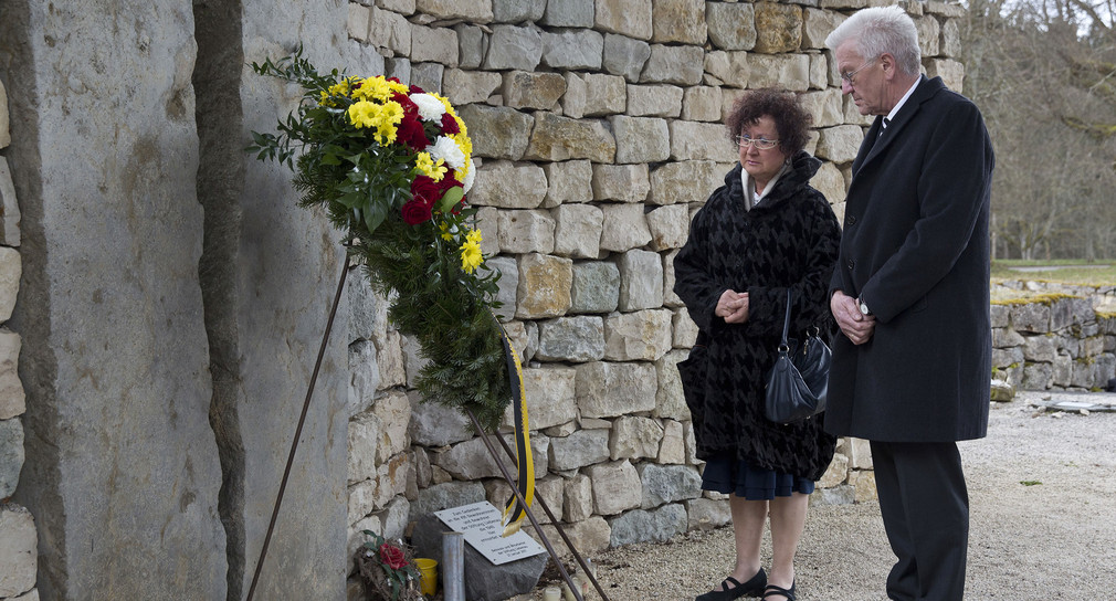 Ministerpräsident Winfried Kretschmann (r.) und seine Frau Gerlinde (l.) stehen in der Gedenkstätte Grafeneck, in der ein Kranz zum Gedenken der ermordeten Euthanasieopfer aufgestellt wurde. (Foto: dpa)