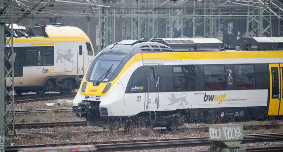 Ein Regionalzug des privaten Bahnbetreibers Abellio fährt vor dem Stuttgarter Hauptbahnhof.