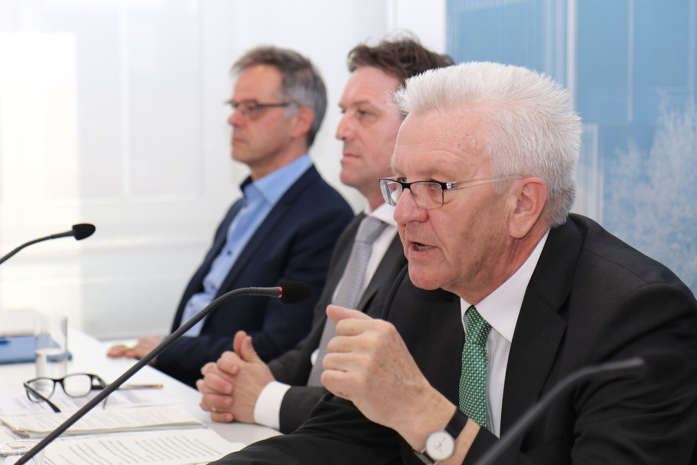 v.l.n.r.: Regierungsssprecher Rudi Hoogvliet, Sozial- und Integrationsminister Manne Lucha und Ministerpräsident Winfried Kretschmann