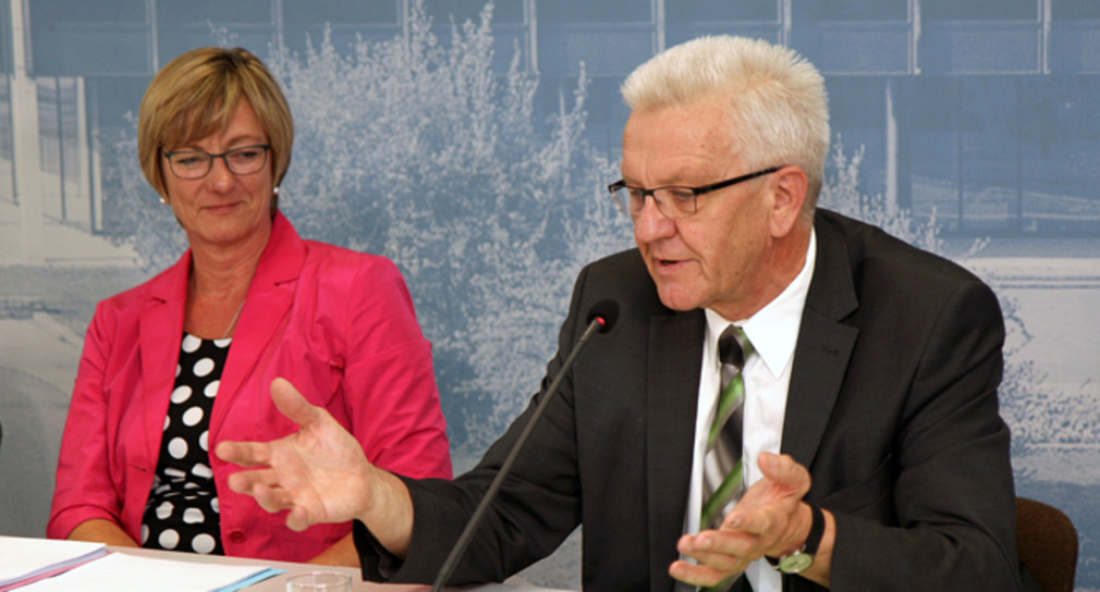 Ministerpräsident Winfried Kretschmann (r.) und Finanzministerin Edith Sitzmann (l.) bei der Regierungspressekonferenz am 28. Juni 2016 in Stuttgart.