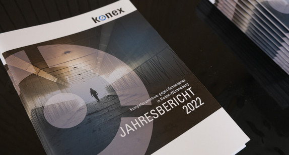 Deckblatt des Jahresberichts 2022 des Kompetenzzentrums gegen Extremismus in Baden-Württemberg (konex) 