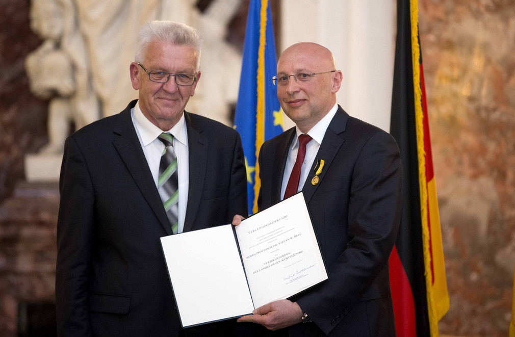 Ministerpräsident Winfried Kretschmann (l.) und Professor Dr. Stefan W. Hell (r.)
