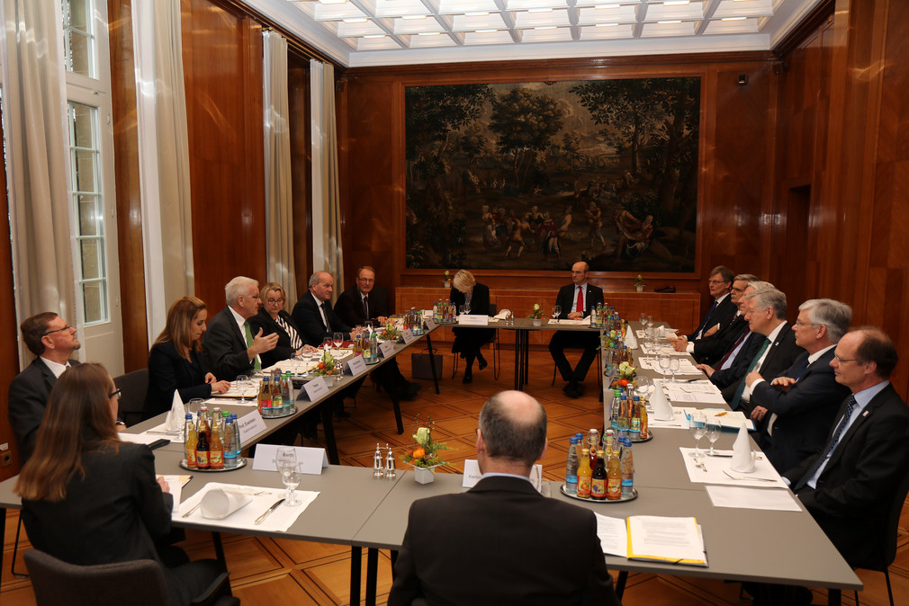 Ministerpräsident Winfried Kretschmann (4.v.l.) und Wissenschaftsministerin Theresa Bauer (5.v.l.) im Gespräch mit der Landesrektorenkonferenz