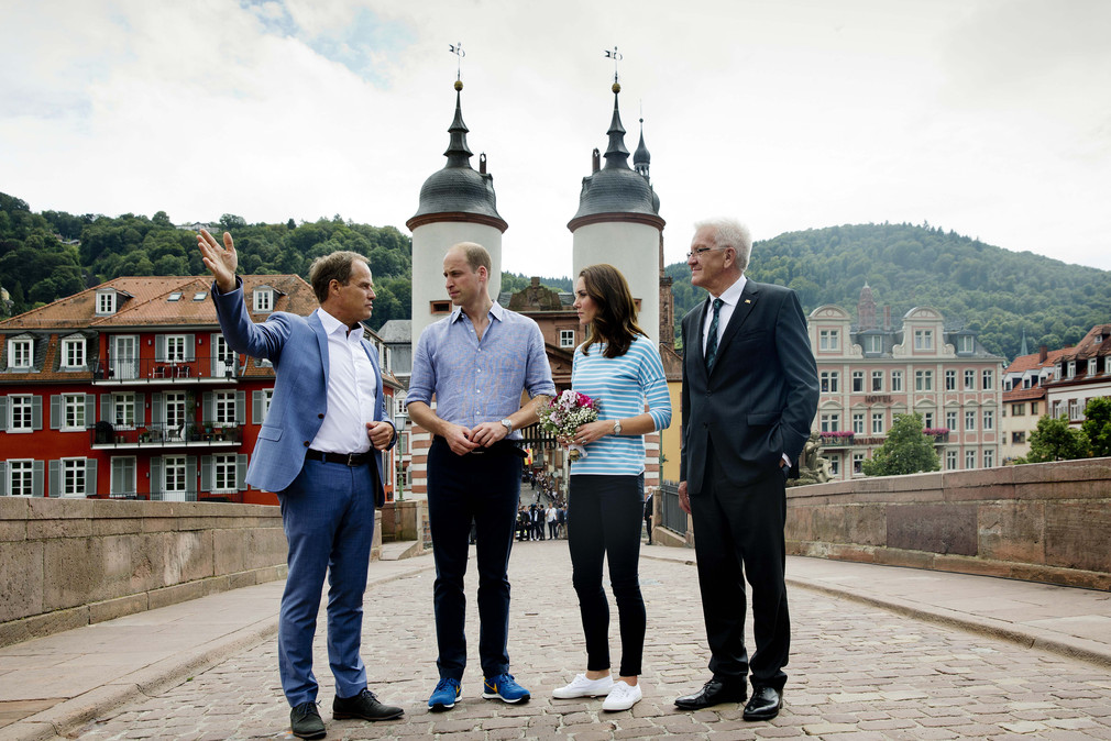 Auf der Alten Brücke: Heidelbergs Oberbürgermeister Prof. Dr. Eckart Würzner, Prinz William, Herzogin Catherine und Ministerpräsident Winfried Kretschmann (v.l.n.r.)