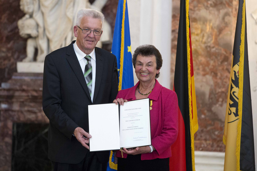 Ministerpräsident Winfried Kretschmann (l.) und Gertrud Stihler (r.)