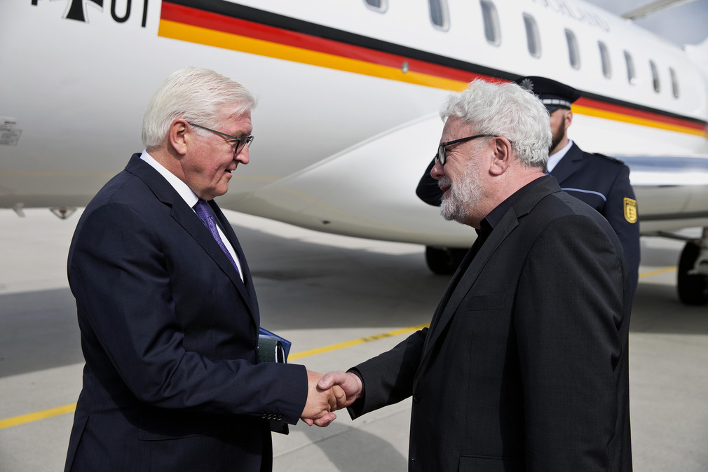 Begrüßung am Flughafen: Bundespräsident Frank-Walter Steinmeier (l.) und Staatsminister Klaus-Peter Murawski (r.)