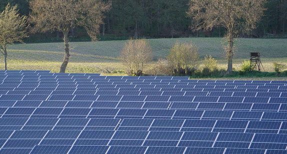 Photovoltaik-Anlagen stehen in einem Solarpark neben der Autobahn 7.