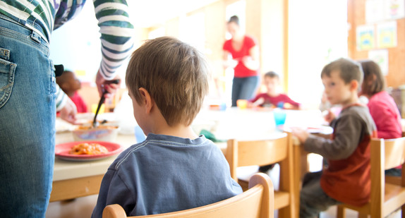 In einem Stuttgarter Kindergarten gibt es Lasagne zum Mittagessen. (Bild: dpa)