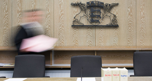 Ein Richter kommt in einen Sitzungssaal des Landgerichts Mannheim. (Foto: © dpa)