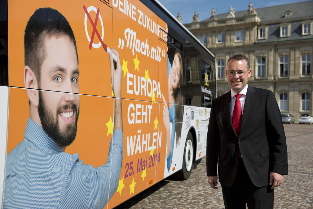 Minister Peter Friedrich vor dem Europawahl-Bus