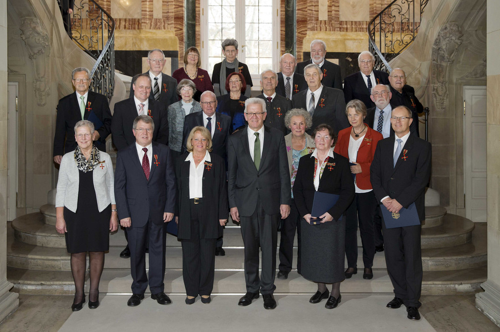 Gruppenbild mit Ministerpräsident Winfried Kretschmann und den Ordensprätendenten