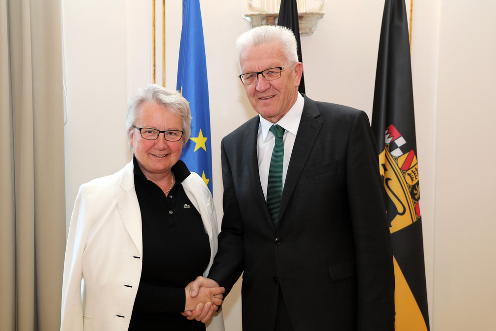 Ministerpräsident Winfried Kretschmann (r.) und die Botschafterin der Bundesrepublik Deutschland beim Heiligen Stuhl, Annette Schavan (l.)