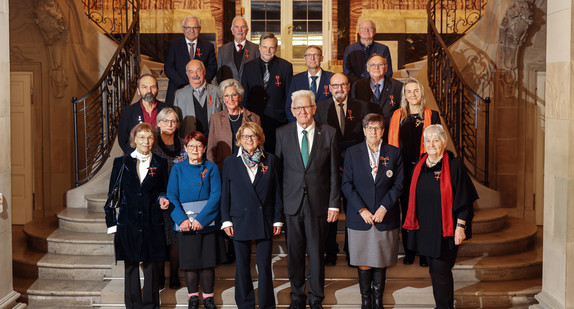 Gruppenbild mit Ministerpräsident Winfried Kretschmann (M.) und den Ordensträgerinnen und –trägern