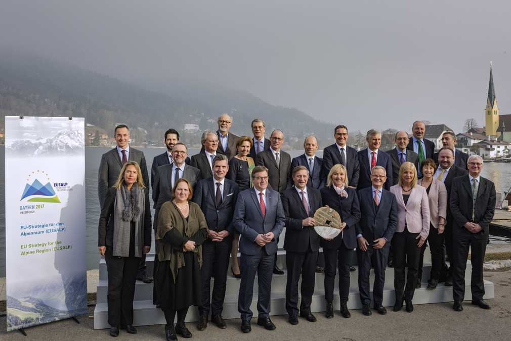 Gruppenfoto der EUSALP Generalversammlung mit Staatssekretärin Theresa Schopper (vordere Reihe 2.v.l.)