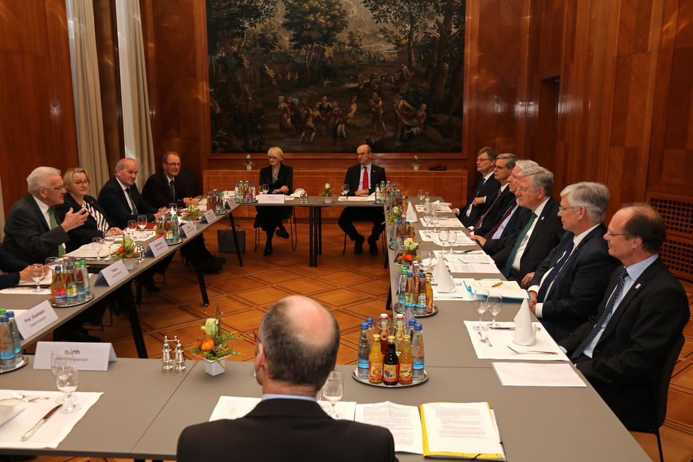 Ministerpräsident Winfried Kretschmann (l.) und Wissenschaftsministerin Theresa Bauer (2.v.l.) im Gespräch mit der Landesrektorenkonferenz