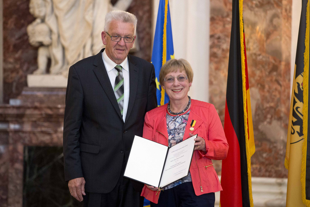 Ministerpräsident Winfried Kretschmann (l.) und Dr. Inge Schöck (r.)
