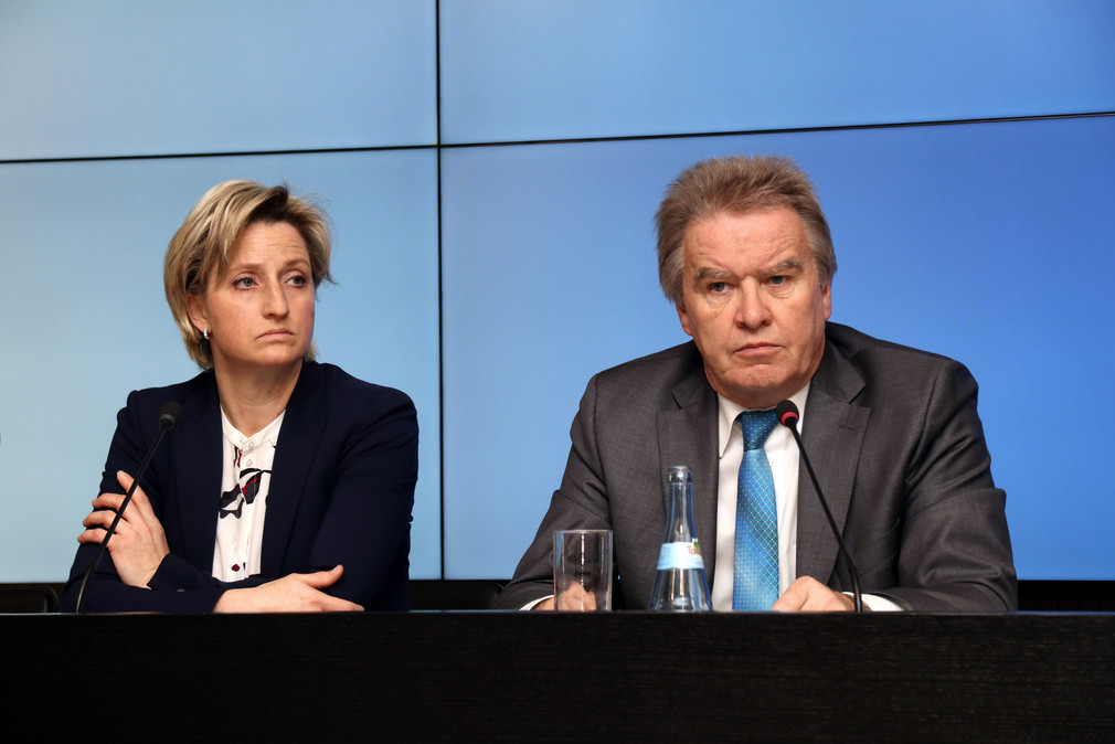 Umweltminister Franz Untersteller (r.) und Wirtschaftsministerin Nicole Hoffmeister-Kraut (l.)