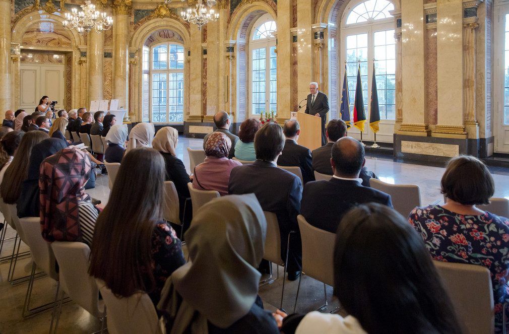 Ministerpräsident Winfried Kretschmann spricht zu Gästen beim Iftar-Empfang