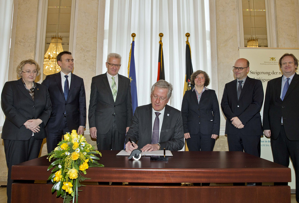 Hans-Jochen Schiewer, Rektor der Albert-Ludwigs-Universität Freiburg, unterzeichnet den Hochschulfinanzierungsvertrag „Perspektive 2020“.
