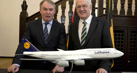 Ministerpräsident Winfried Kretschmann (r.) und Thomas Kropp (l.), Lufthansa AG, anlässlich der Unterzeichnung der Urkunde zur Übertragung des Namens „Baden-Württemberg“ auf ein Lufthansa-Flugzeug am 24. Januar 2014 im Clay Haus in Stuttgart.