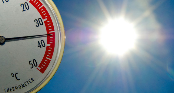 Ein Thermometer zeigt fast 36 Grad Celsius an. (Bild: © Patrick Pleul / dpa)