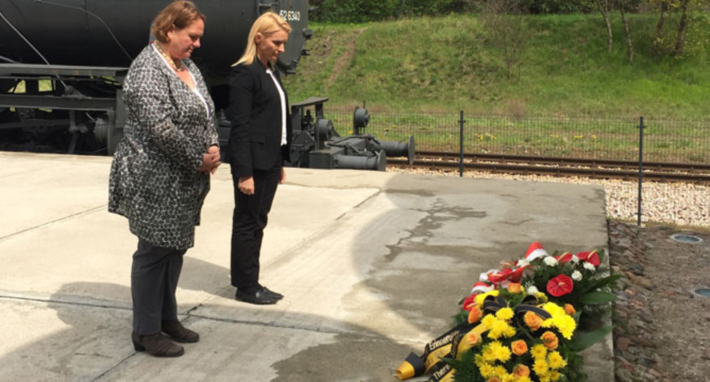 Staatssekretärin Theresa Schopper (l.) und Vorstandsmitglied der Woiwodschaft,  Łódzkie Jolanta Zieba-Gzik (r.) bei der Kranzniederlegung in der Holocauts-Gedenkstätte „Radegast Station Holocaust Monument“.