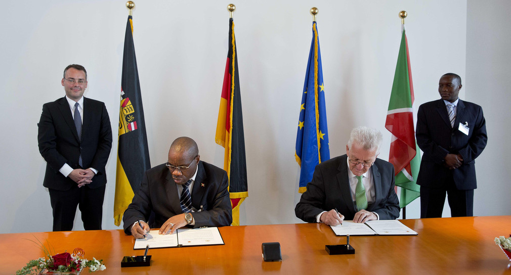 Ministerpräsident Winfried Kretschmann (2.v.r.) und Minister Laurent Kavakure (2.v.l.) bei der Unterzeichnung der Partnerschaftsvereinbarung