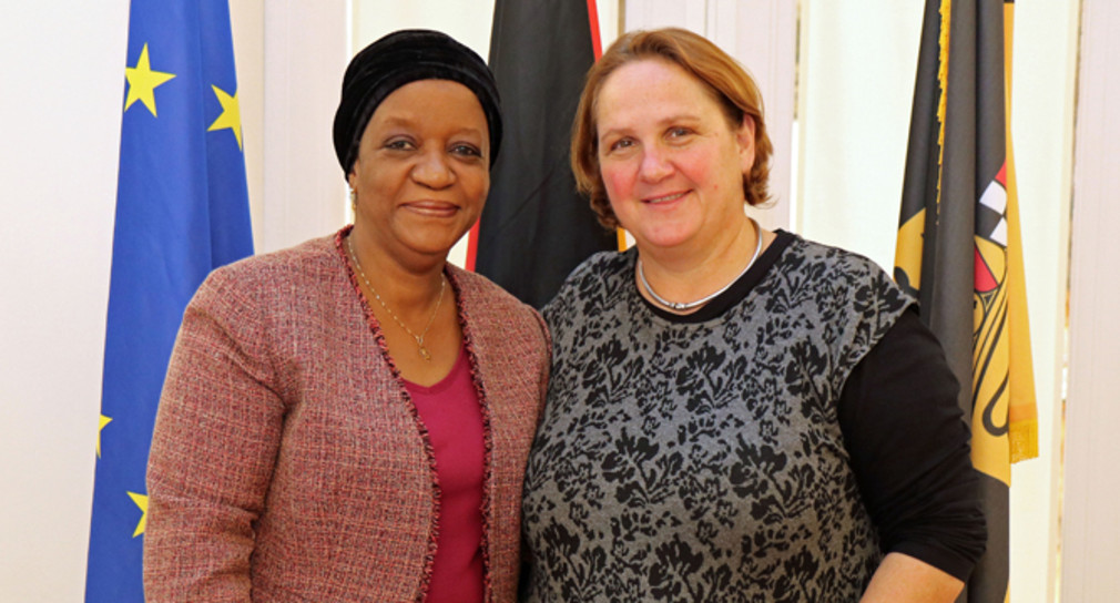 Staatssekretärin Theresa Schopper (r.) und die Sonderbeauftragte des UN-Generalsekretärs für sexuelle Gewalt in Konflikten, Zainab Hawa Bangura (l.)