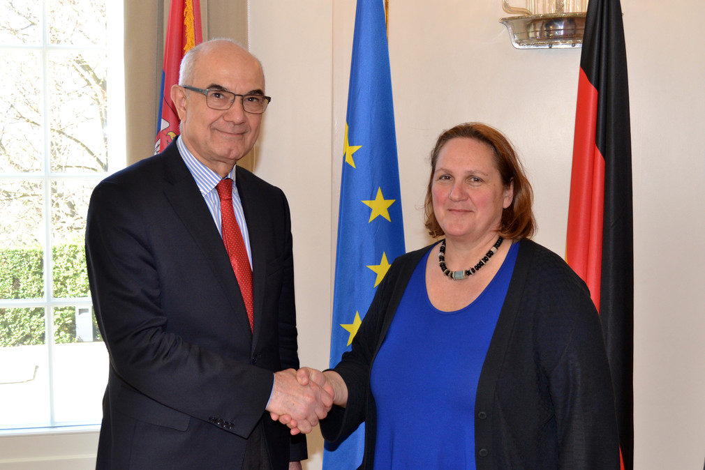 Staatssekretärin Theresa Schopper (r.) und der serbische Botschafter Dušan Crnogorčević (l.)