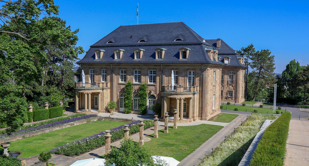 Beschreibung vom Bild: Man sieht die Villa Reitzenstein und einen Teil vom Garten der Villa.