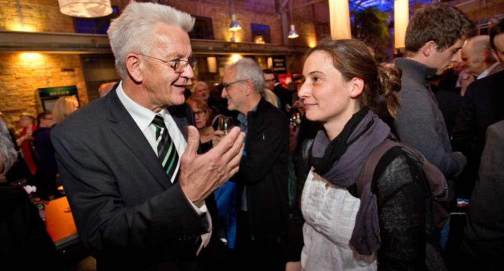 Ministerpräsident Kretschmann im Gespräch mit einer jungen Frau