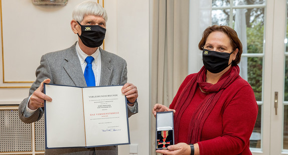 Staatsministerin Theresa Schopper (r.) überreicht Prof. Gert Weisskirchen (l.) das Bundesverdienstkreuz