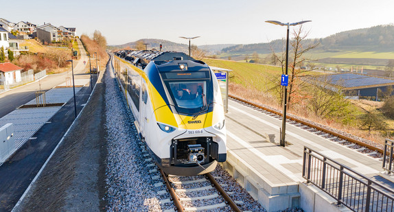 Ein Zug steht an einem neuen Bahnsteig.
