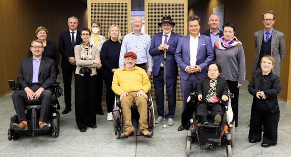 Das Foto zeigt den Bundes-Beauftragten Jürgen Dusel und Simone Fischer mit den bei der Tagung anwesenden Beauftragten der Länder für die Belange von Menschen mit Behinderungen.