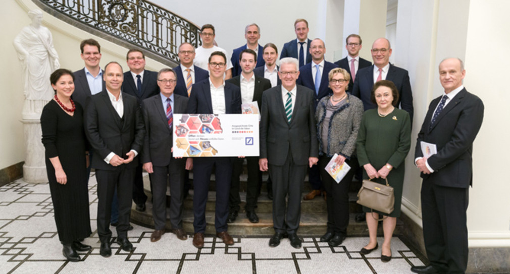 Gruppenbild mit Ministerpräsident Winfried Kretschmann (vorne, 4.v.r.) beim Preisträgerempfang Ausgezeichnete Orte 2017 in Baden-Württemberg (Foto: © Deutschland – Land der Ideen / Wolfram Scheible)